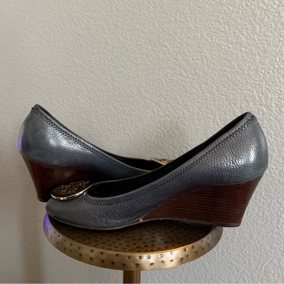 Tory Burch Navy Open Toe Wedges With Gold Emblem - Picture 5 of 13